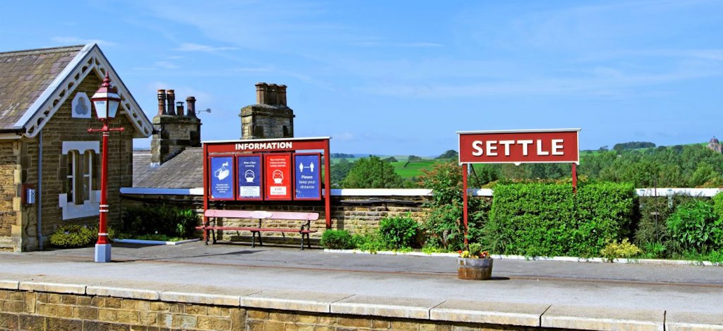 a train station with the word settle as the town